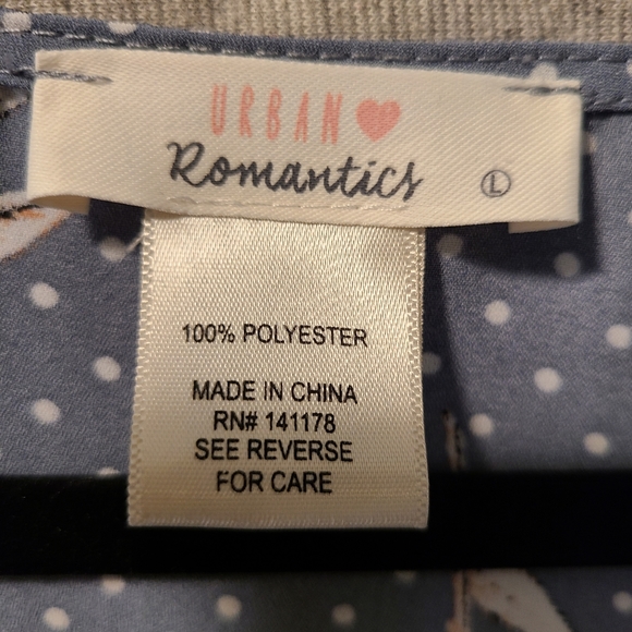 LIKE NEW! BUY 2,GET 1 FREE TOPS! Light Blue Floral Lightweight Button Up✨️Size L - Picture 2 of 5